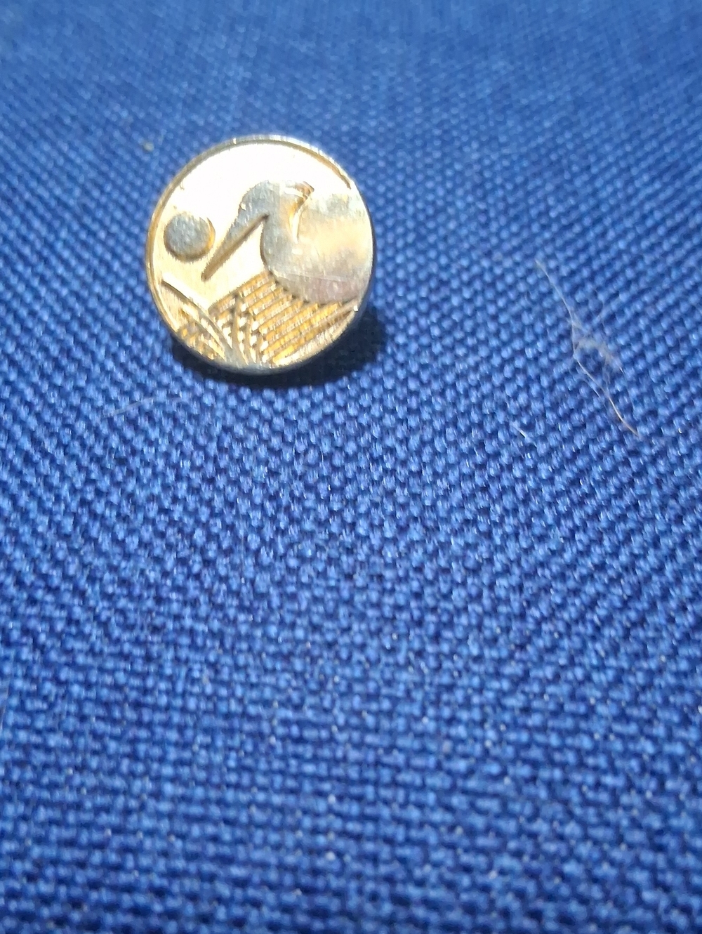 Vintage Gold-Tone Round Pelican Motif Lapel Pin